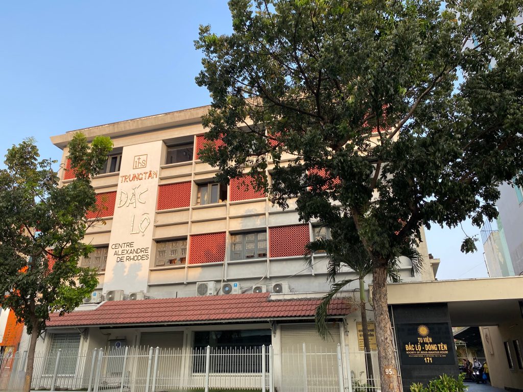 Mat tien Dac Lo